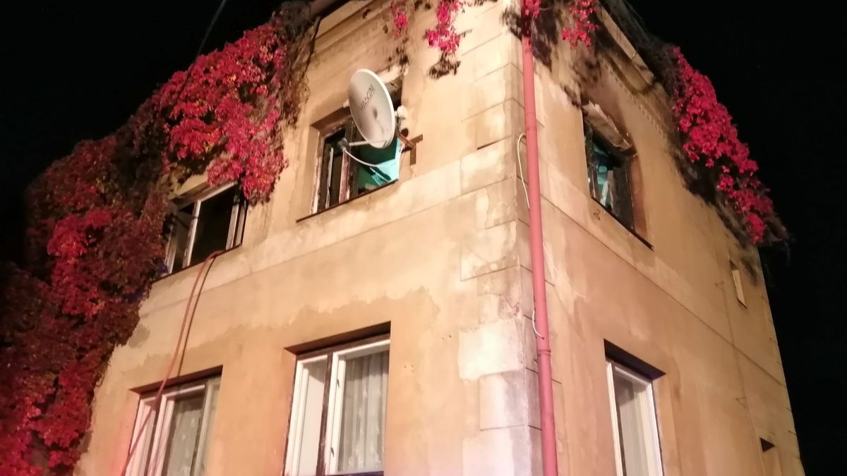 Na Bruntálsku hořel dům, seniorka na balkoně volala o pomoc